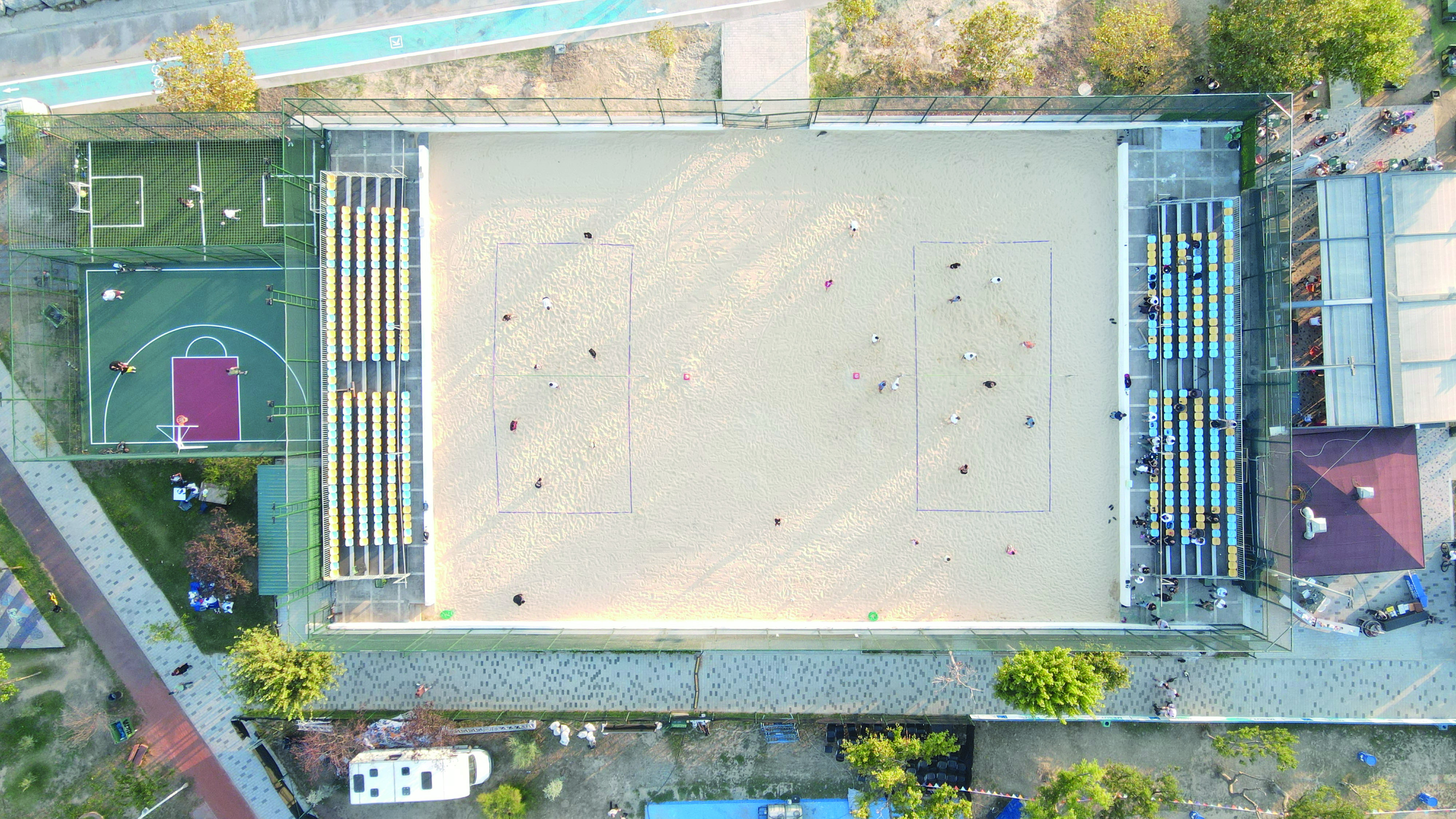 Kalamış’taki plaj voleybolu sahası hizmete açıldı